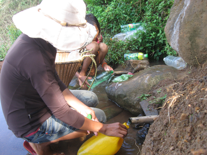 [-][-][-][-]Người[-]d&acirc;n[-]bu&ocirc;n[-]Knia[-]2[-]lấy[-]nước[-]mạch[-]về[-]d&ugrave;ng.[-]